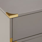 Table de chevet à 3 tiroirs avec accents dorés Valoria