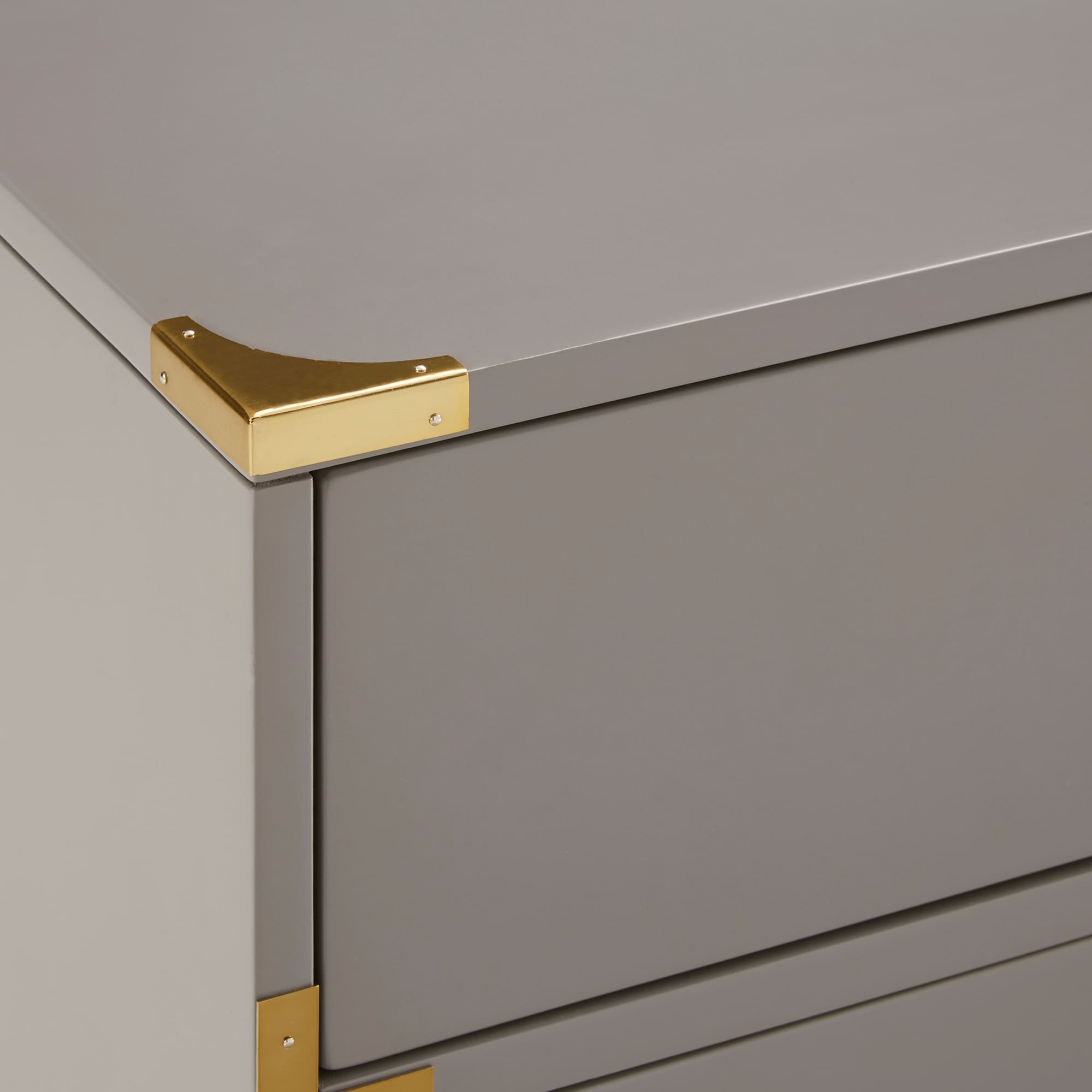 Table de chevet à 3 tiroirs avec accents dorés Valoria